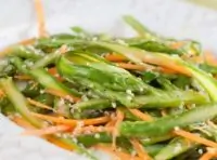 Острый овощной салат со спаржей и дайконом