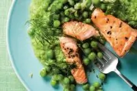 Жареный лосось с гороховым пюре
