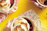 Запеченые ягоды с бисквитом и меренгой