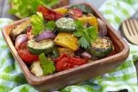 Теплый салат из запеченных баклажанов и цукини