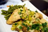 Кролик под белым соусом с картофелем и зеленой фасолью