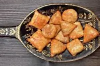 Слоеные пирожки с печенью цесарки