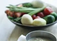 Молодые овощи с перловкой и йогуртовым соусом