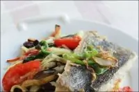 Жареная треска с рисовой лапшой и овощами