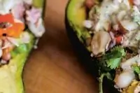 Фаршированные авокадо по-костарикански
