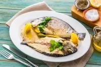 Дорада, маринованная с травами