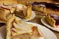 Открытый яблочный пирог на тонком тесте