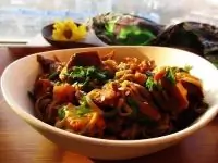 Гречневая лапша с тыквой, лисичками и курицей