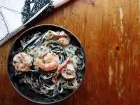 Паста в сливочно-чесночном соусе с креветками и сладким перцем