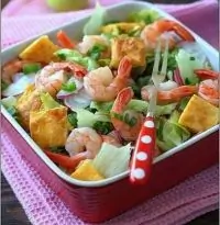 Салат с креветками и сырным омлетом