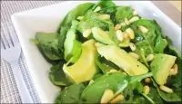 Салат шпинат с виноградом, авокадо, огурцом, орехами и оливковым маслом