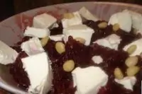 Теплый салат из свёклы на пару с фетой и орехами