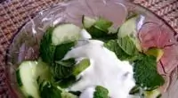 Салат из огурца, мяты и йогурта