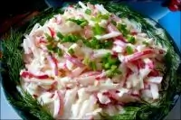 Салат с редисом, сметаной и свежей зеленью