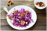 Салат с красной капустой, сыром и орехами