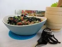 Паста с песто из шпината и черемши с копченым лососем