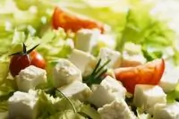 Салат с роменом, томатами, огурцом, фетой и питой