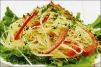 Салат с томатами, капустой, острым перцем, кукурузой и тертым сыром