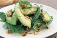 Салат со шпинатом, грецким орехом и авокадо