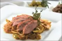 Подкопченная грудка утки с клюквенным соусом