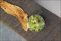 Авокадо с листьями салата