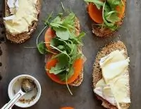 Сэндвич с хурмой, прошутто и сыром бри