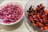 Салат с охотничьими колбасками и свеклой