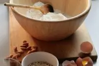 Куриный суп с рисовой лапшой и имбирем в азиатском стиле