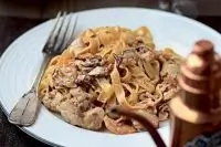 Феттучини с рагу из цесарки и белых грибов
