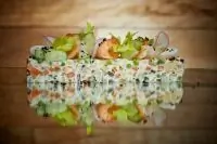 Салат оливье с креветками и зеленым тобико