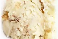 Мороженое в белым шоколадом и конфетами KitKat