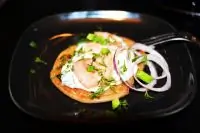 Гречневые оладьи с соленым лососем и йогуртовой заправкой