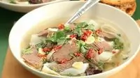 Суп со стеклянной лапшой и кусочками копченой утки (Kao ya fensi tang)