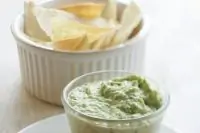 Чипсы из лаваша с соусом из авокадо