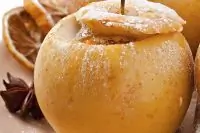 Запеченное яблоко с изюмом и овсянкой