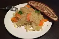 Тушеная капуста с сельдереем и морковью