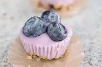 Замороженный йогурт с фруктами и ягодами