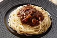 Бефстроганов из куриной грудки под сливочным соусом, с грибами и спагетти