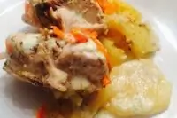 Запеченный кролик в сметане на подушке из картофеля