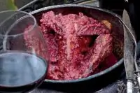 Цесарка с ежевичным соусом