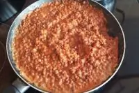 Чечевица с чесноком в томатном соусе