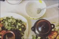 Лосось с зеленой фасолью, картофелем, запеченным в горшочке и сметанным соусом