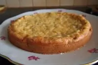 Пирог с зеленым луком, курицей под сырной корочкой