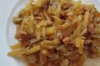 Квашеная капуста, тушеная с сосисками по-венгерски
