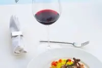 Перепелки конфи c картофельным пюре и глазированной морковью