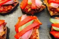 Тапас с копченой уткой и соленным огурцом