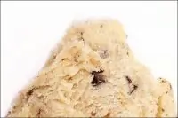 Мороженое с карамелизованным бананом, шоколадной крошкой и кусочками бананового кекса