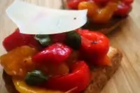 Брускетта с печеными перцами