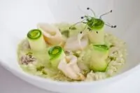 Ризотто с мини-кальмарами, цуккини и соусом песто