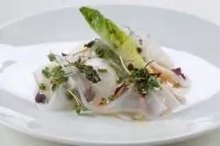 Тунец под рисовой бумагой и соусом юзу